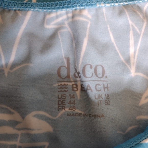🆕 D & Co.  Blue and white swim top - Picture 4 of 9